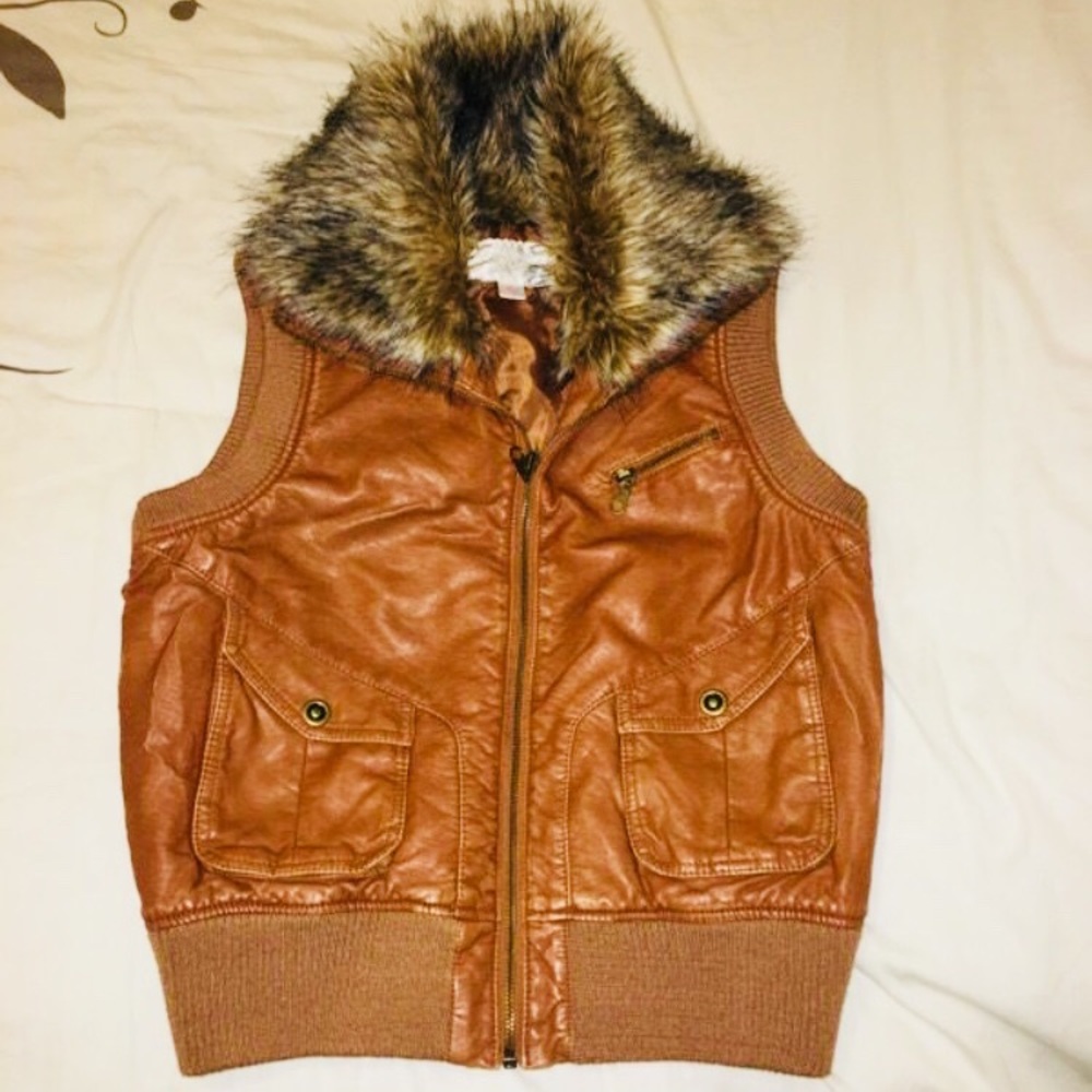 Vest with faux fur